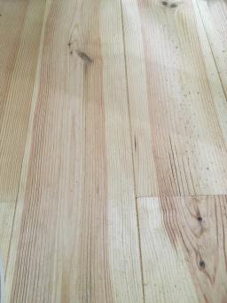 床材はボルドーパインです