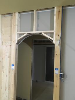 アーチ状の垂れ壁です