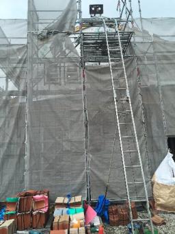 瓦を上げています