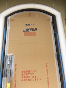 玄関ドアにもモールを付けました