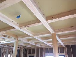 リビングは構造材を見せます