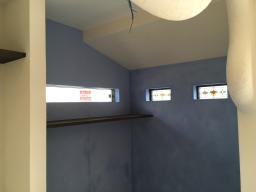 ここも漆喰の色を変えました